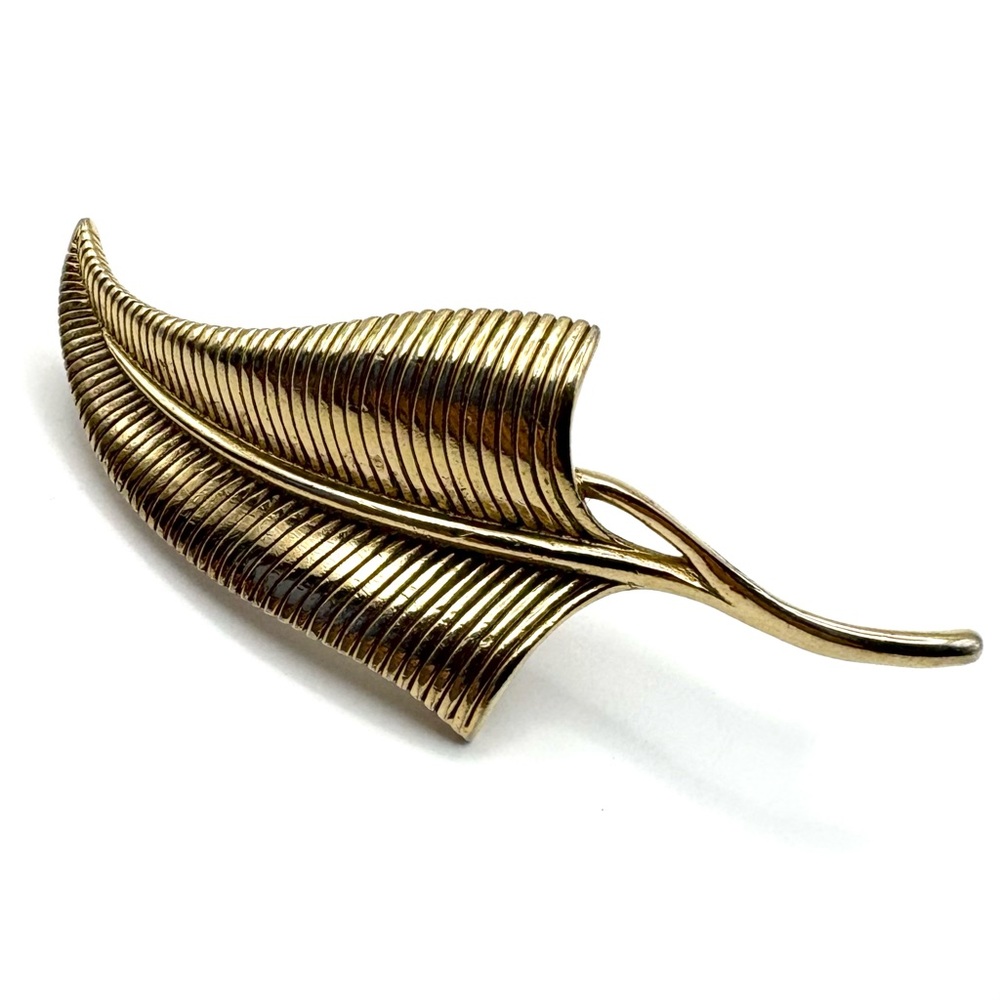 Vintage Crown Trifari Gold Modernist Ribbed Texture Leaf Brooch MCM